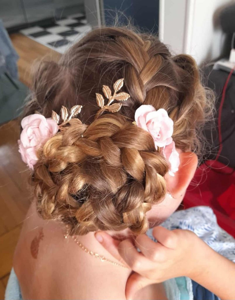 Coiffure enfant chignon natté fleurs Mariage