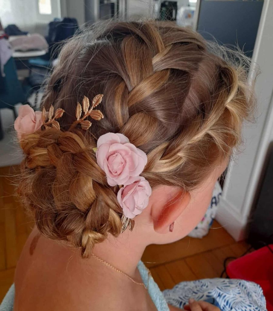 Coiffure enfant chignon natté couronne fleurs Mariage