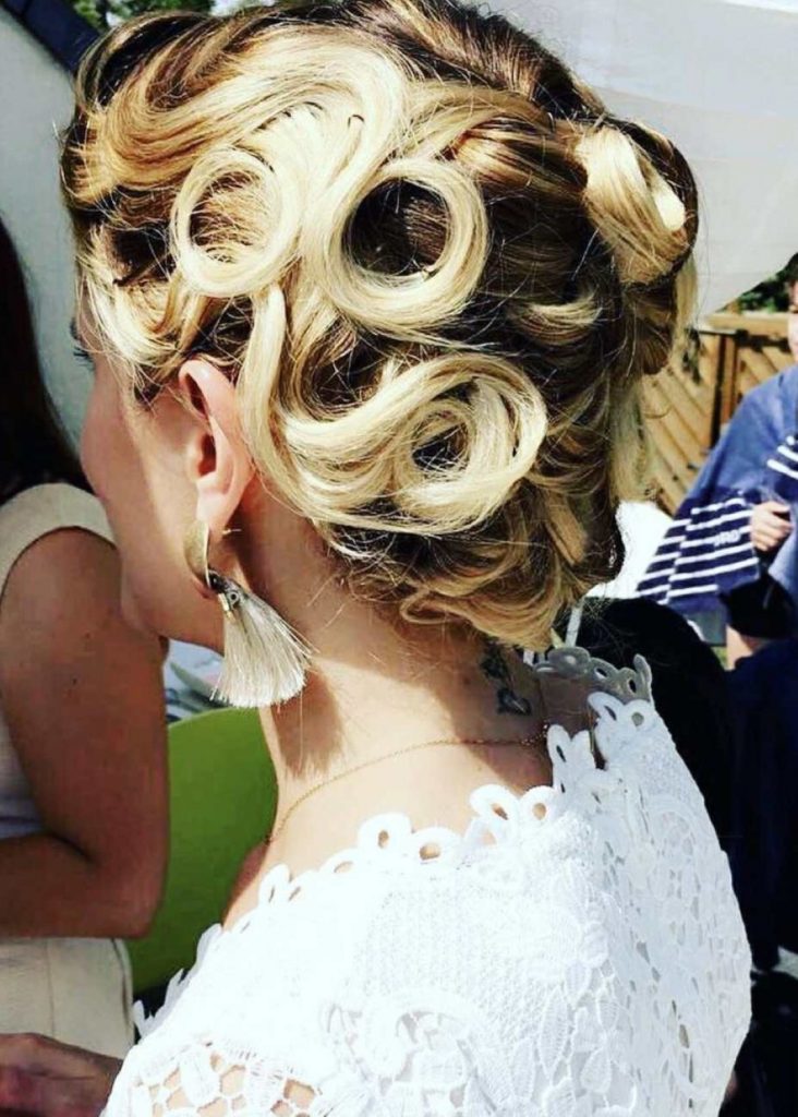Coiffure rétro chic blond Mariage