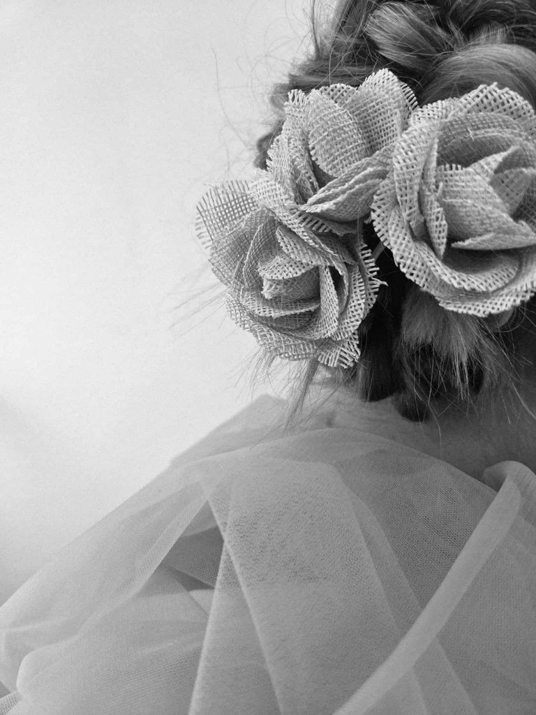 Chignon nuque fleuri Mariage