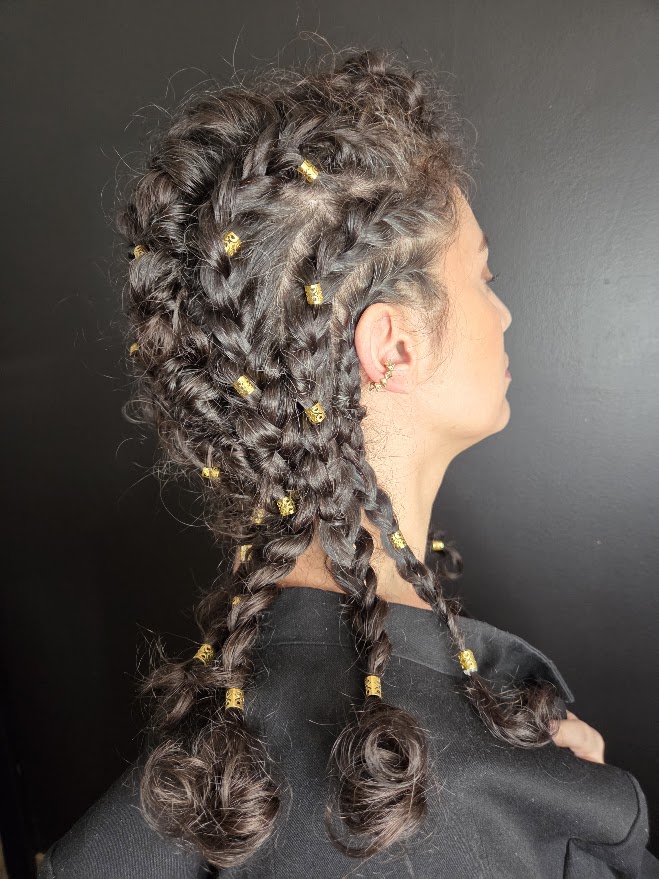 Coiffure cheveux longs tresses tribal perles dorées