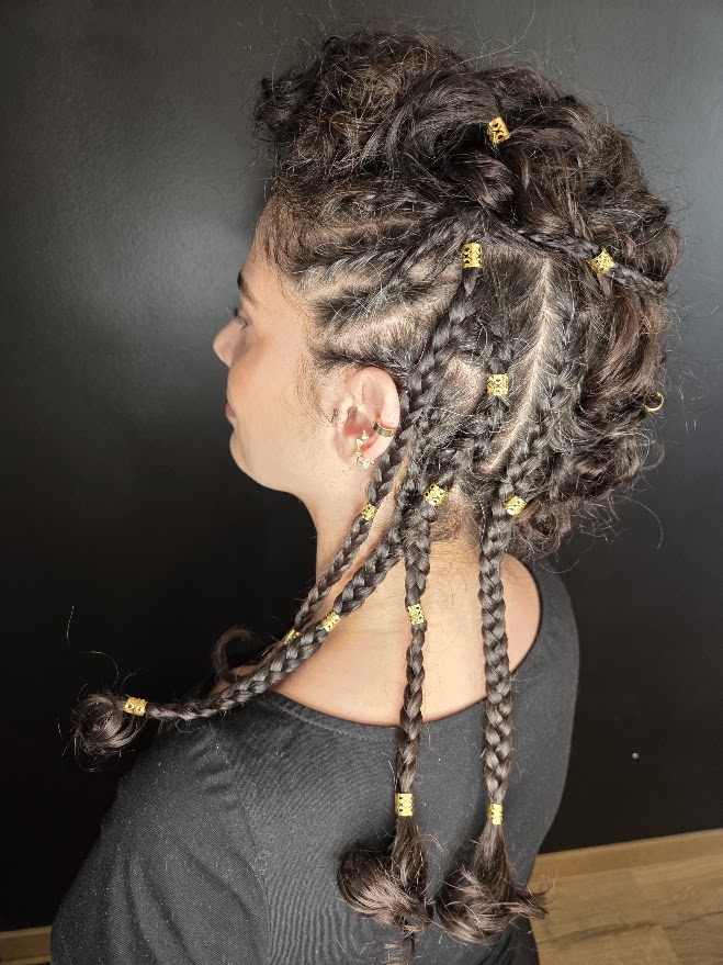 Coiffure cheveux longs tresses tribal perles dorées