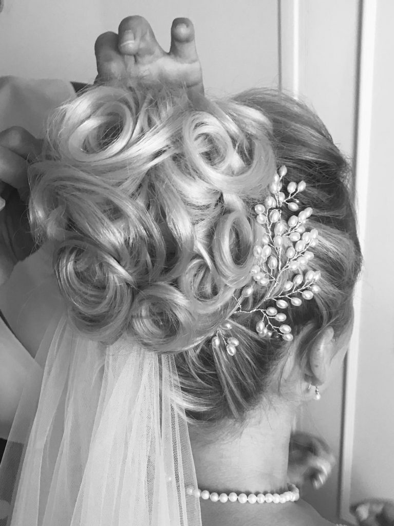 Chignon haut blond chic haute coiffure Mariage