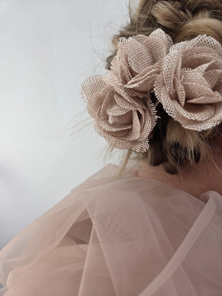 Chignon nuque fleuri Mariage