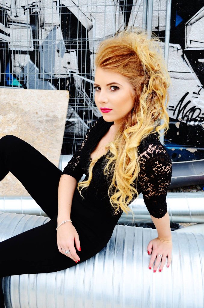Coiffure cheveux longs urban rock mode