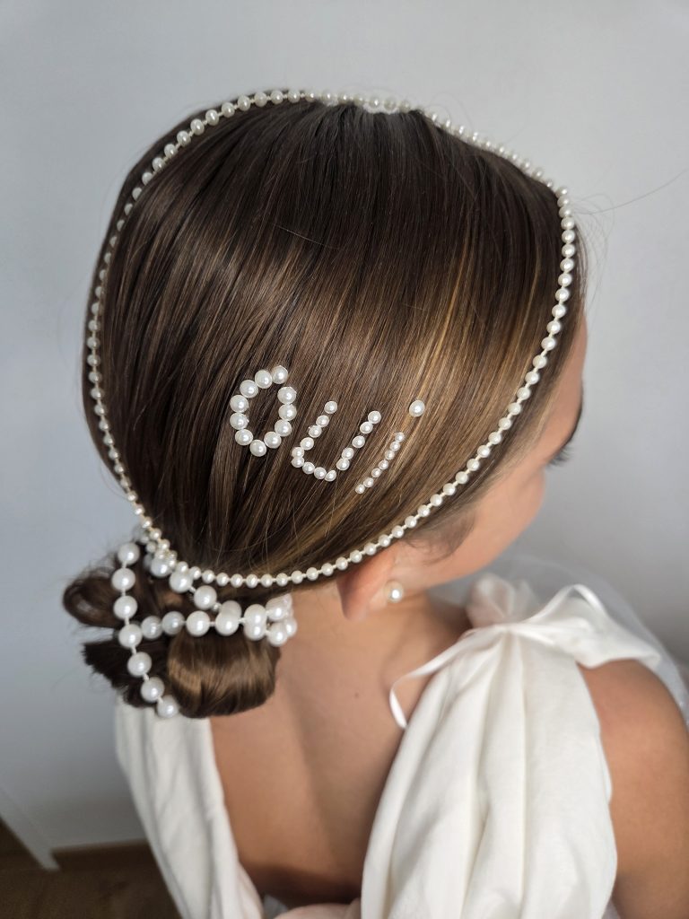 Oui pour la vie_Coiffure originale mariage chignon bas de nuque ornement perles blanches