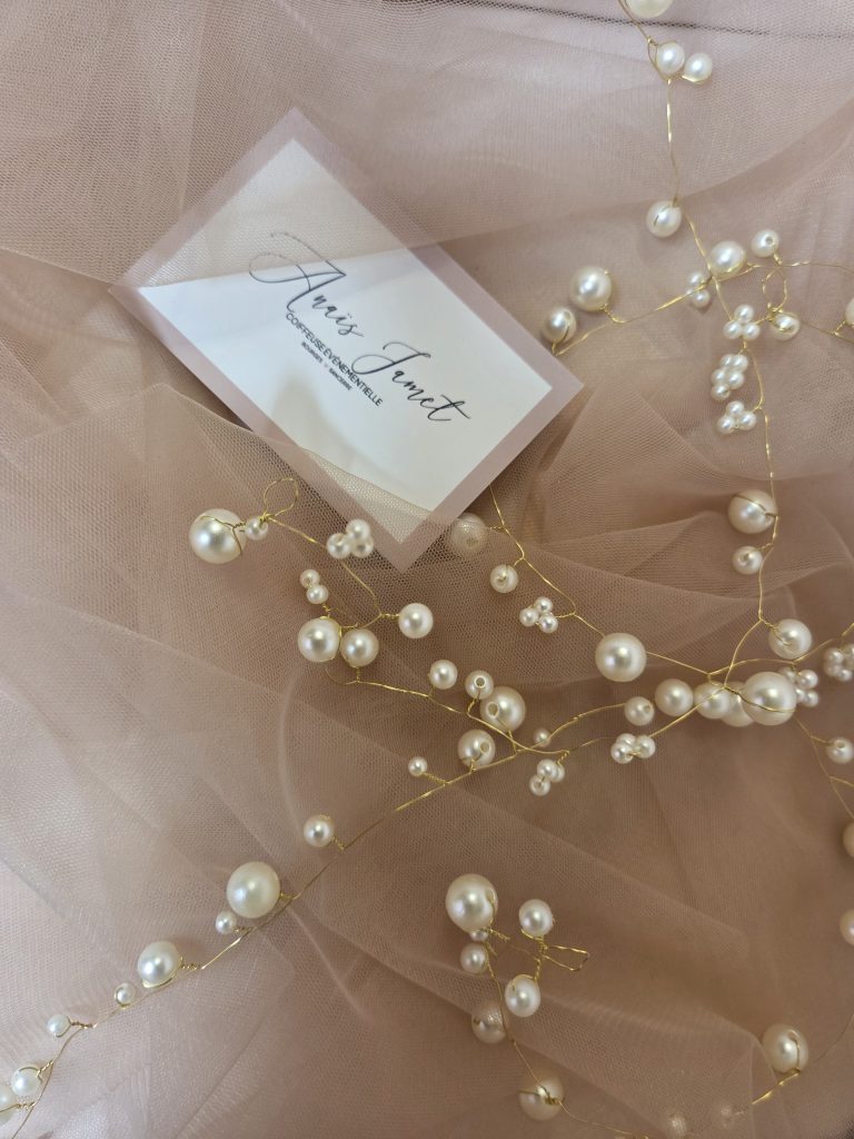 Accessoire chignon mariage coiffure mariée unique chic romantique perles blanches fil doré