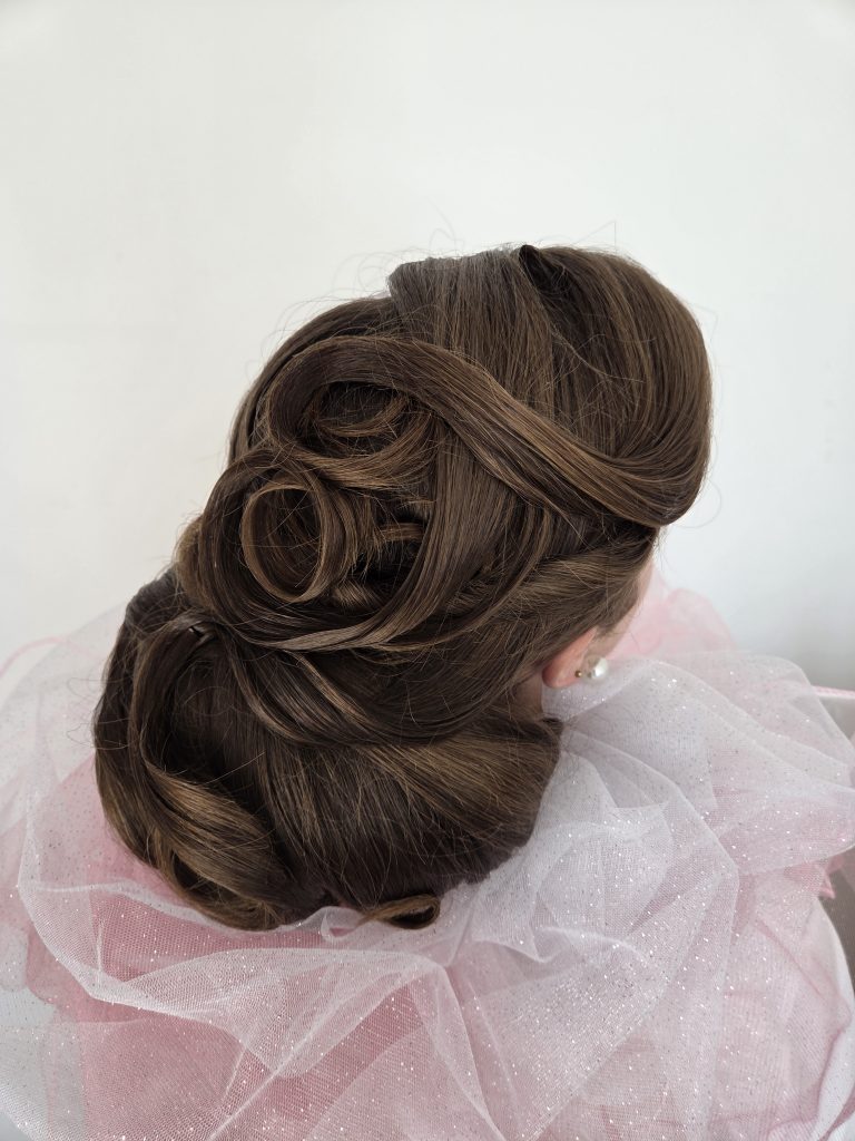 Chignon bas nuque chic élégant sophistiqué mariage tule blanc et rose