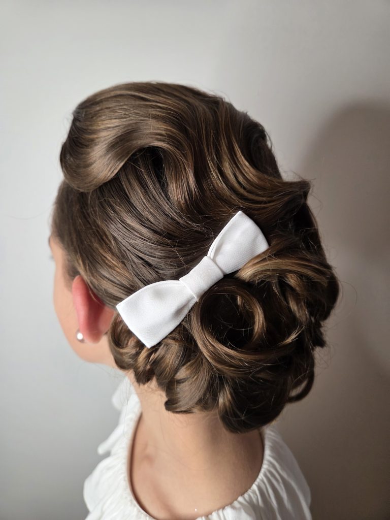 Coiffure mariage cheveux longs chic sophistiqué crans noeud ornement papillon blanc