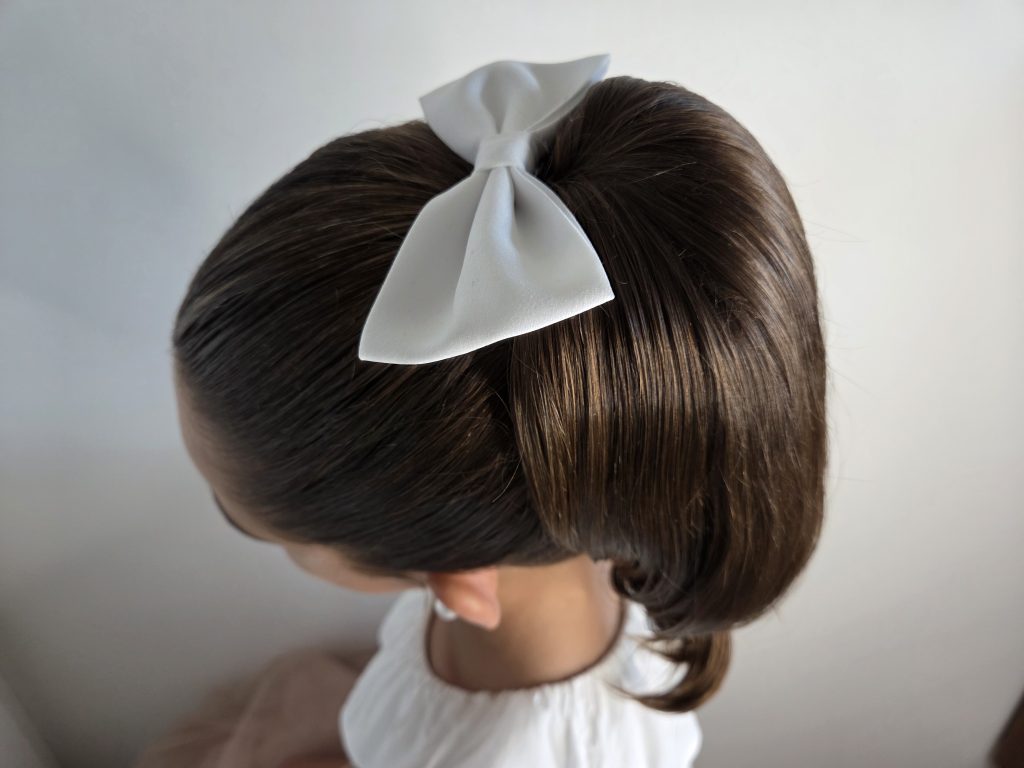 Coiffure mariage queue de cheval chic ornement noeud papillon blanc