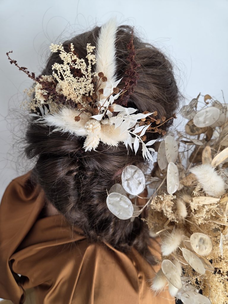 Coiffure tresse bohème accessoire peigne fleurs séchées mariage