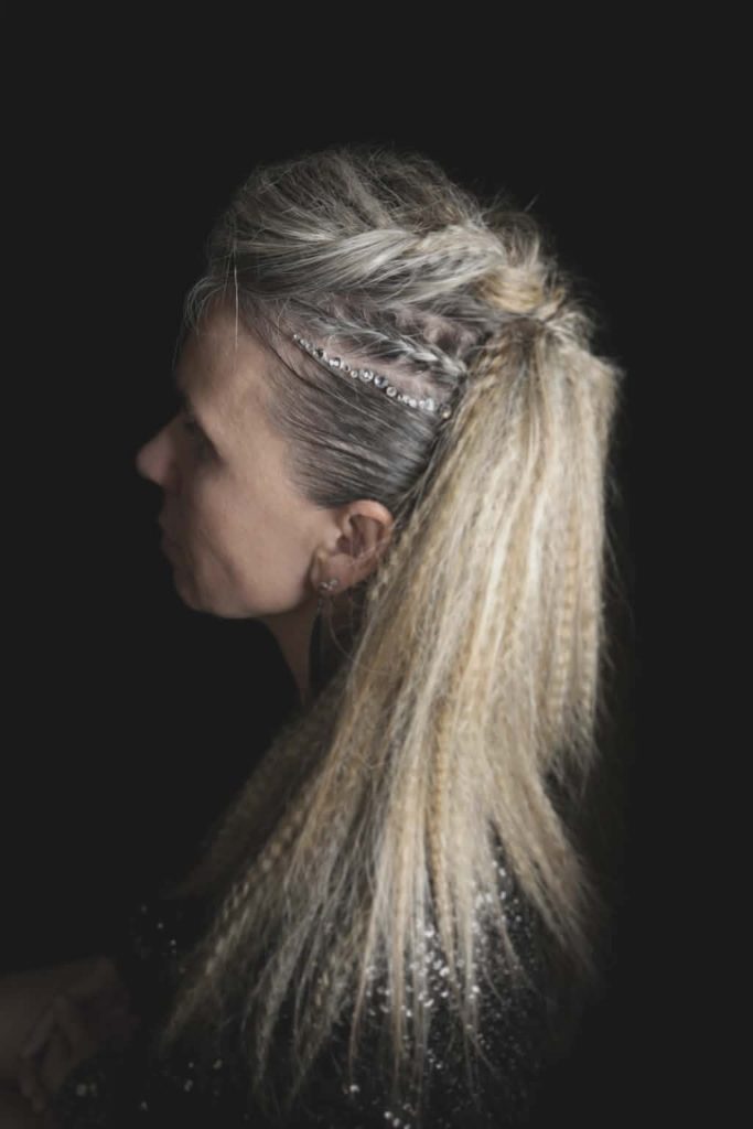 #coiffureévénementielle#coiffuredesoirée#cheveuxlongs#checheveuxgaufrés#cheveuxblonds#tresses#inspirationviking#strasscheveux