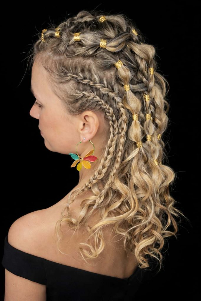 #coiffure#coiffureévénementielle#cheveux détachés#cheveuxlongs#boucles@tresses#nattes#perlesdorées