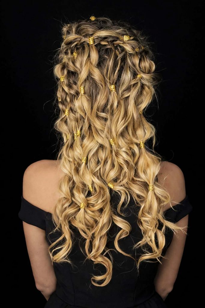 #coiffure#coiffureévénementielle#cheveux détachés#cheveuxlongs#boucles@tresses#nattes#perlesdorées